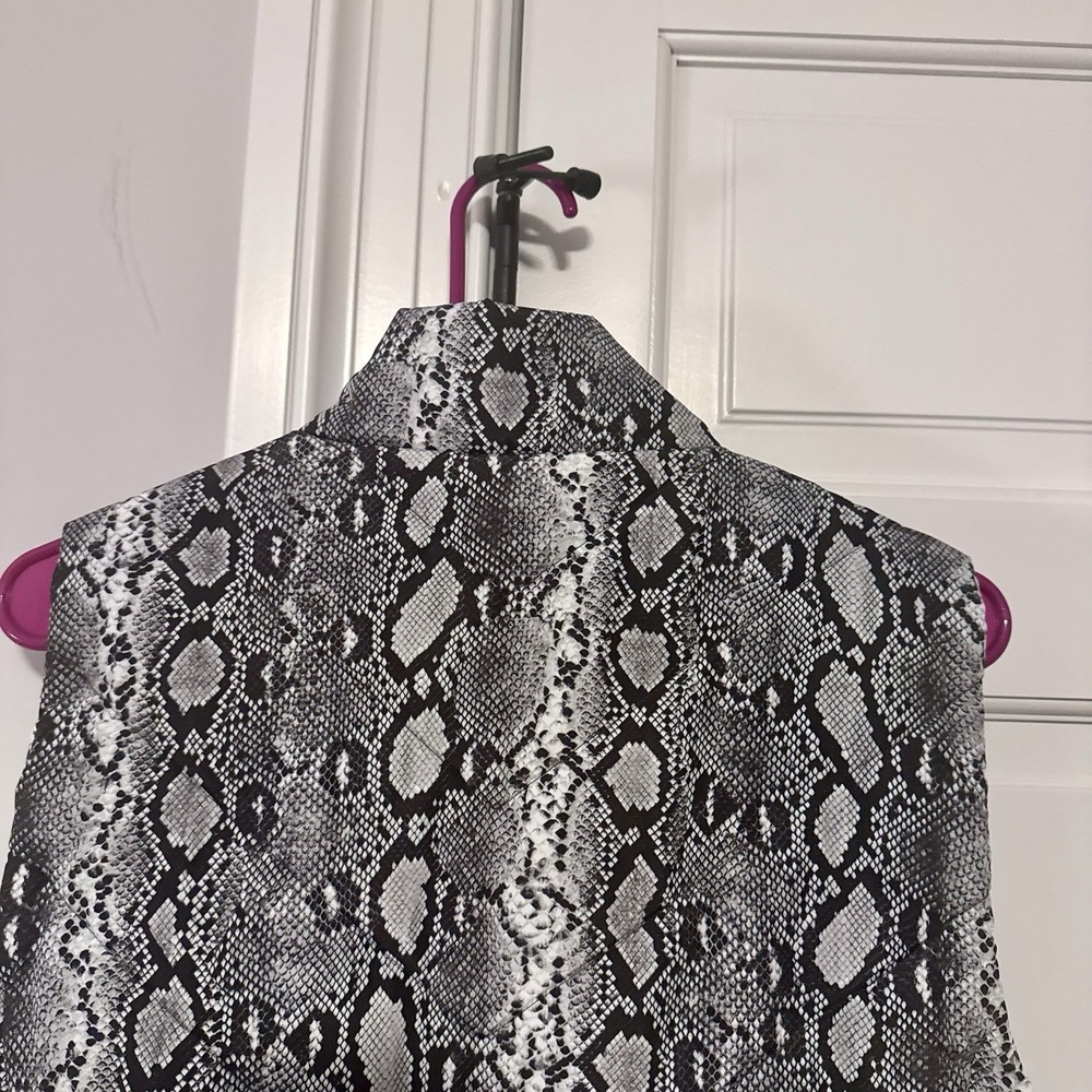MICHAEL by MICHAEL‎ KORS Black And White Snake Print Quilted Puffer Vest - Picture 5 of 11